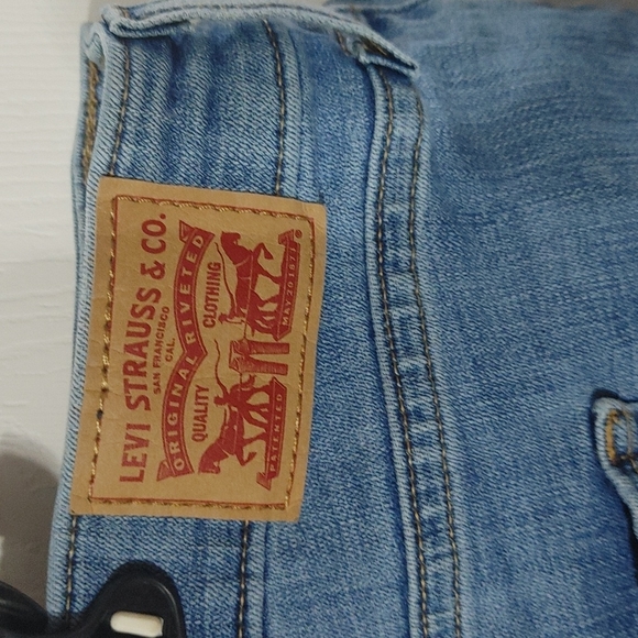 Women's Levi's classic shorts. Size 24W - Picture 3 of 4